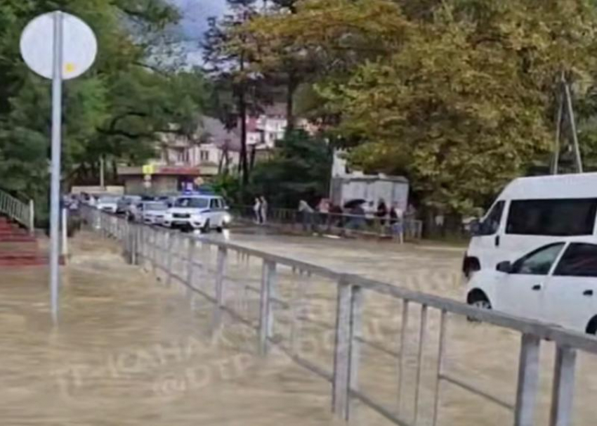 Мощный ливень затопил федеральную трассу Джубга — Сочи