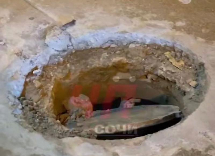 Автомобили массово пробивают колеса из-за сломанного люка в тоннеле Сочи