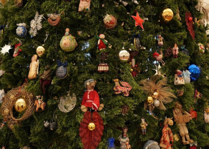 Елка с авторскими новогодними игрушками появилась в Сочи