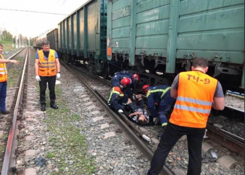 Подросток попал под поезд, следовавший из Сочи в Мурманск