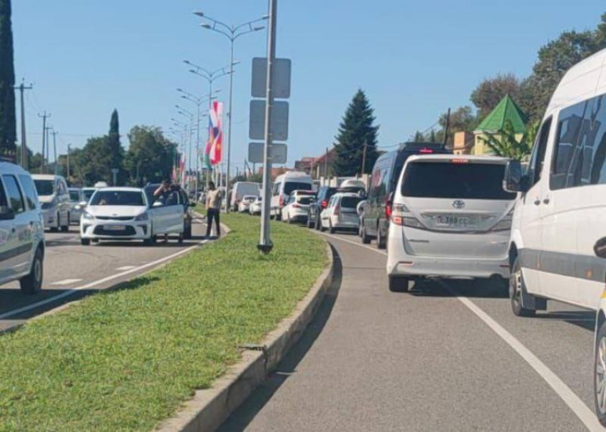 Километровые пробки вызвали ремонтные работы «Водоканала» Сочи