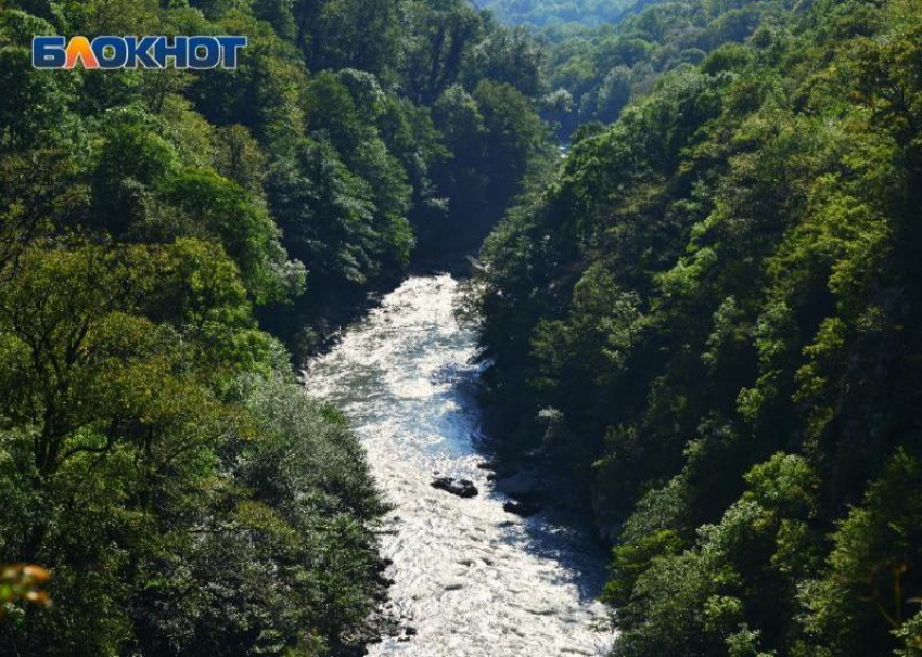 Российский турист пропал после прыжка в реку в Абхазии
