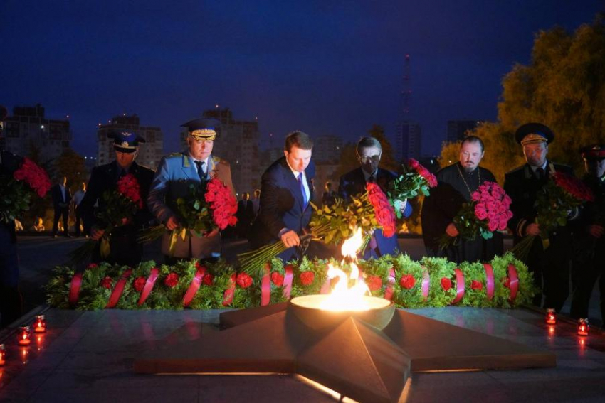 Глава города-курорта почтил память героев минутой молчания