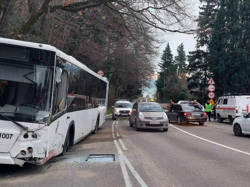 Смертельная авария с участием пассажирского автобуса произошла в Сочи