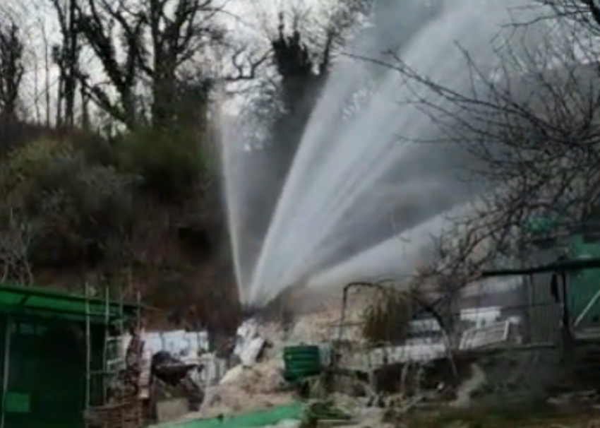 Многометровый фонтан образовался при повреждении водовода в Сочи