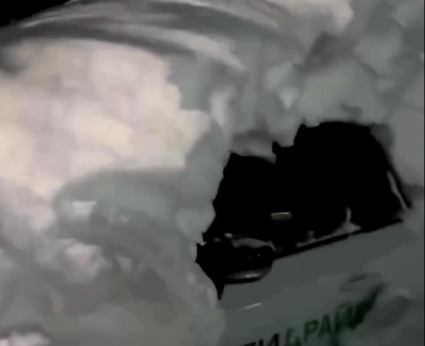 Автоледи показала, какой сюрприз можно получить, если брать каршеринг после снегопада в Сочи