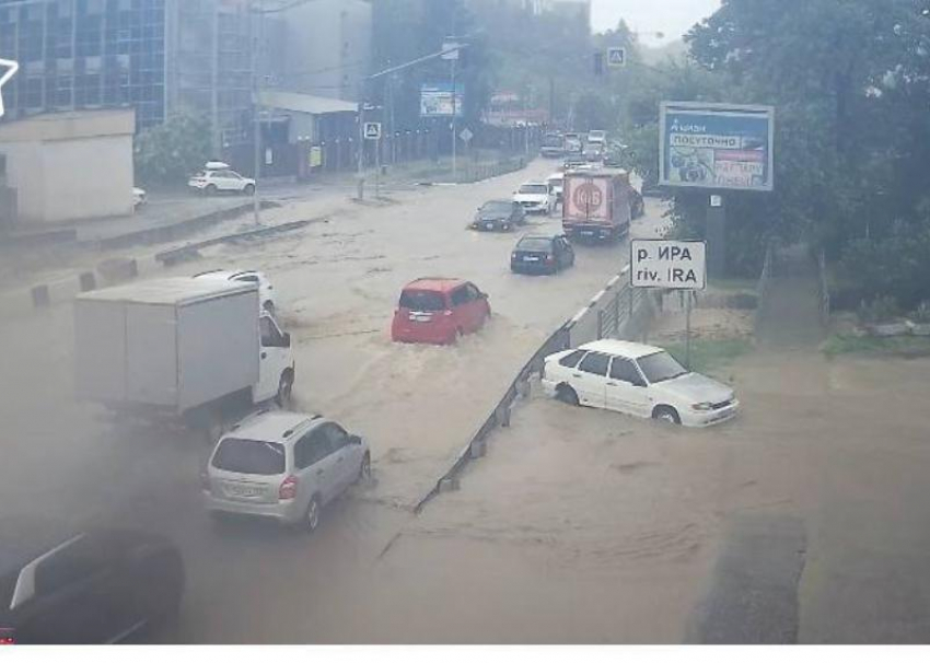  Река Ира вышла из берегов и затопила поселок Дагомыс в Сочи