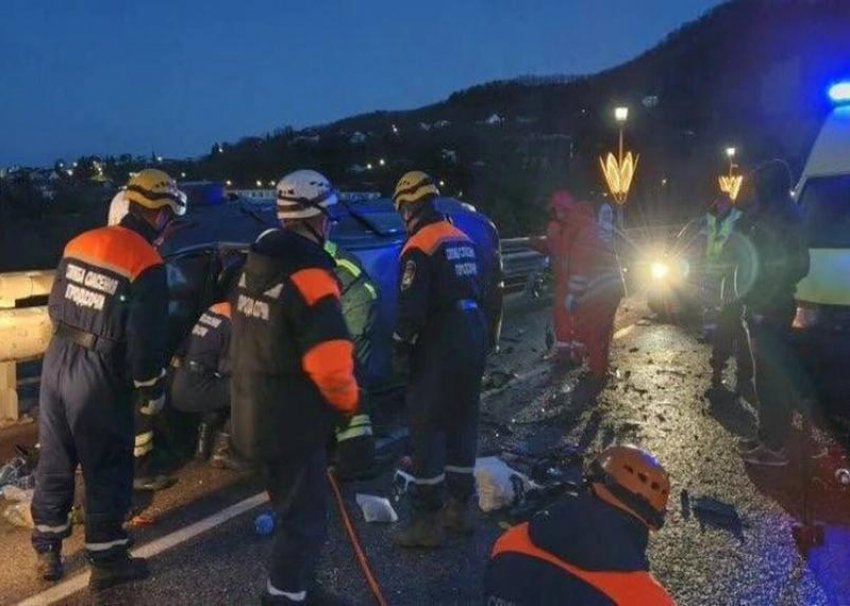 Умерла 74-летняя пассажирка, которую достали из искореженной машины, попавшей в ДТП на обледенелом мосту в Сочи