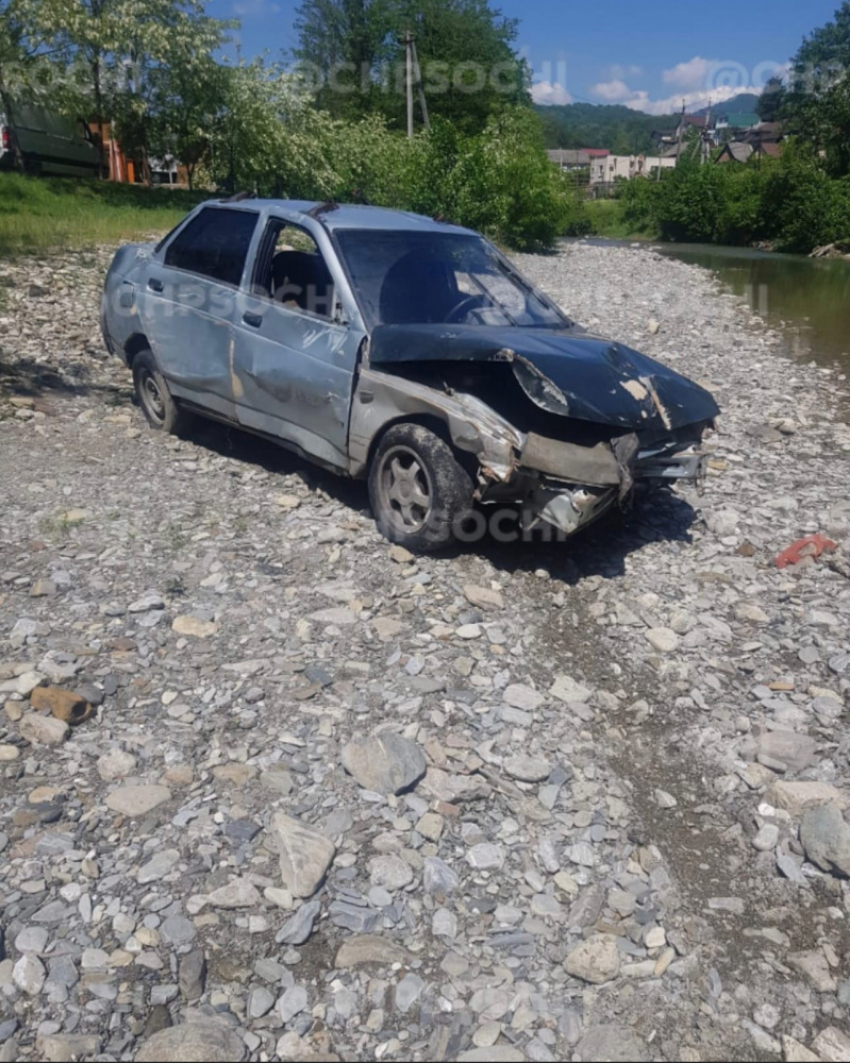 Показали видео, как в Сочи автомобиль снес ограждение и упал в реку