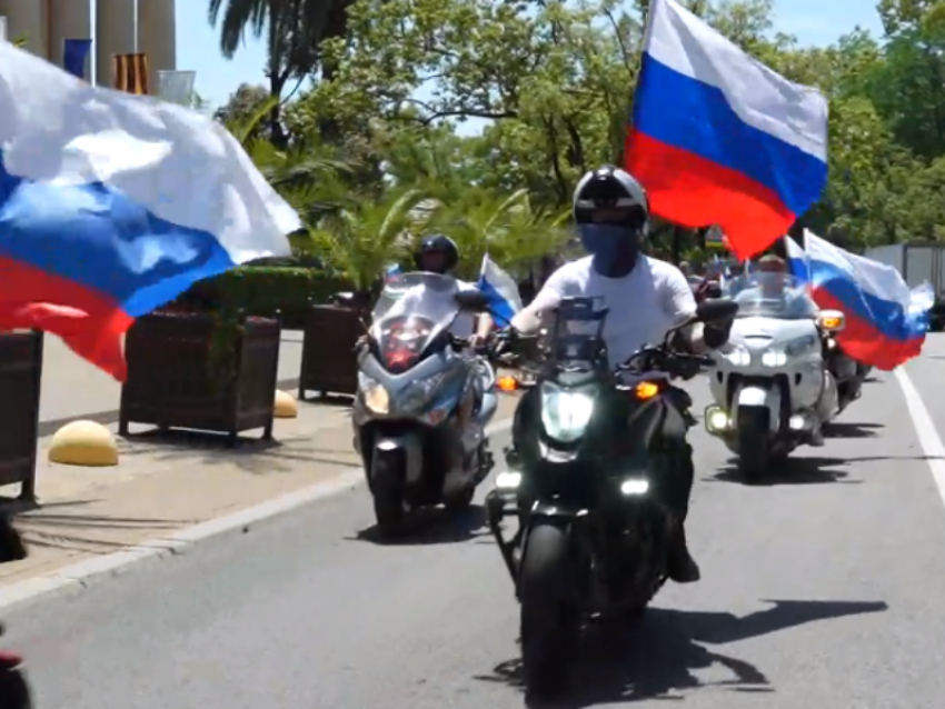 В День России по главной улице Сочи любители скорости участвовали в автомотопробеге 