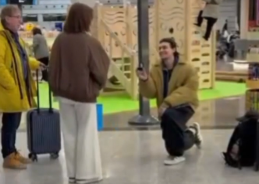 Парень сделал предложение девушке в аэропорту Сочи