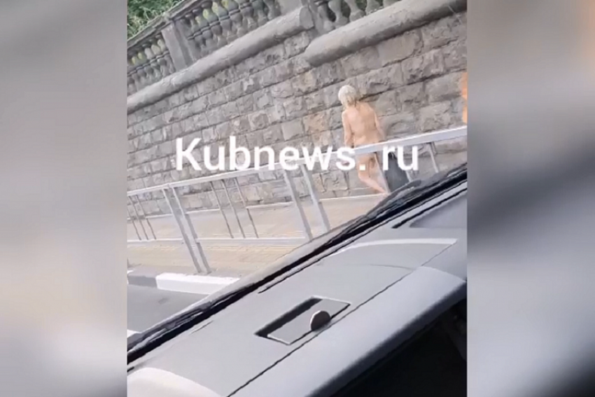 Голая пенсионерка прогулялась по центру Сочи