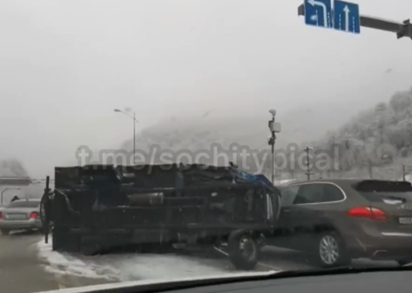 Три автомобиля столкнулись на Краснополянском шоссе в Сочи