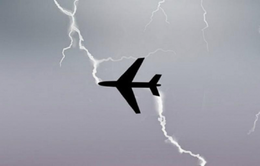 Удар молнии в самолёт Екатеринбург-Сочи попал на видео