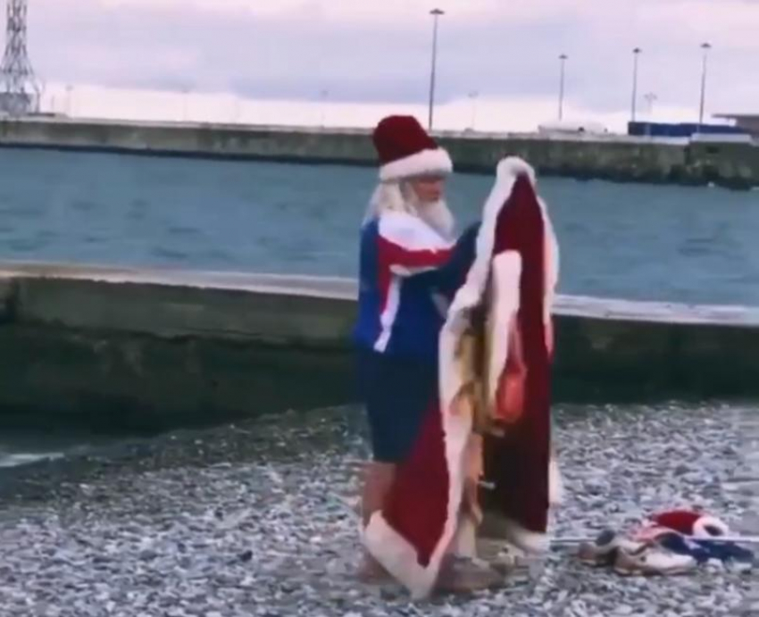 Дед Мороз устроил ноябрьский заплыв в Черном море