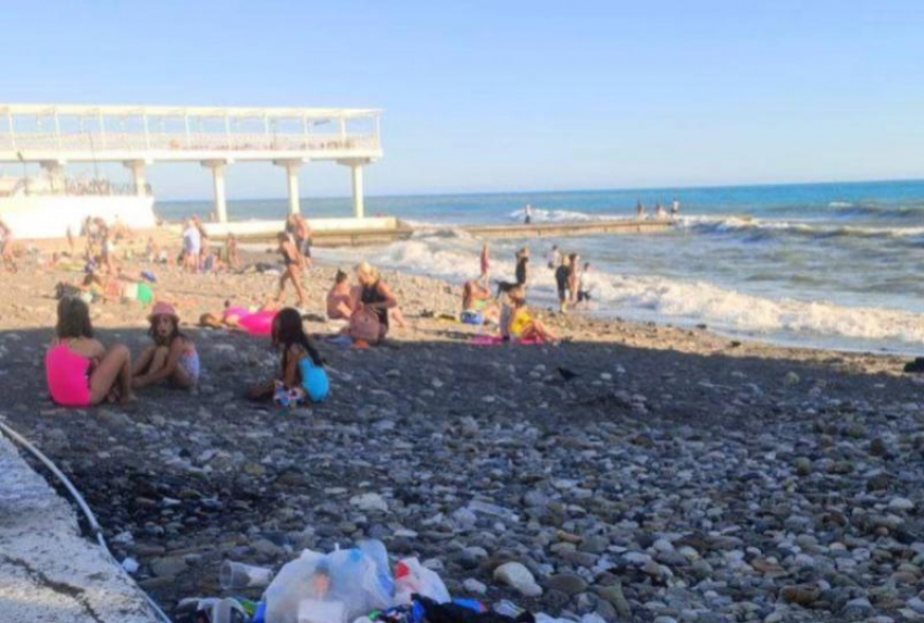 Без туалета и с кучами мусора: россияне пожаловались на грязный пляж в Сочи