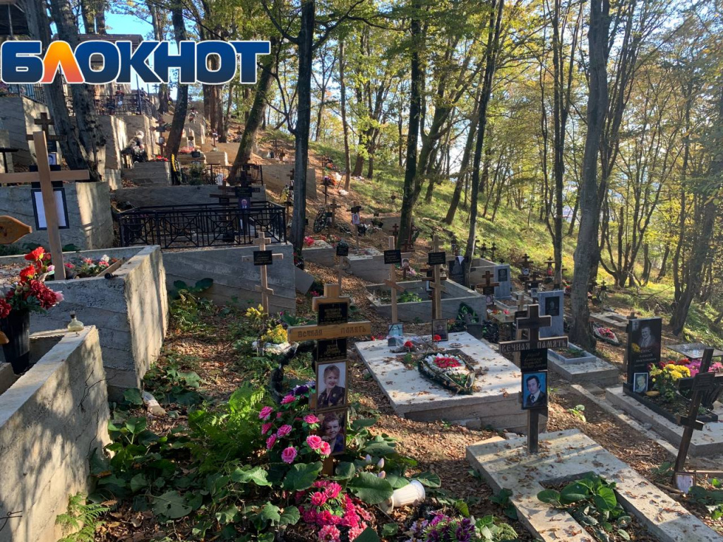 множество могил на Адлерском кладбище в Сочи (2).jpg