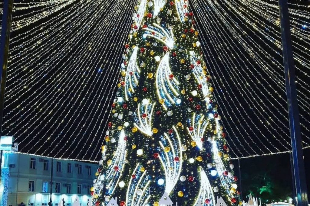 Новогодняя елка в Геленджике.jpg