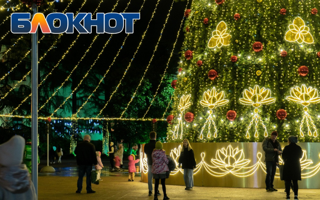 новогодние декорации на площади Флага в Сочи